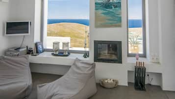 Phòng khách | TV màn hình phẳng, lò sưởi