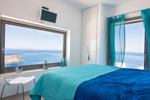 4 bedrooms, in-room safe, iron/ironing board, travel crib - Villa Meli (Kea)