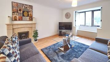 Executive House, 6 Bedrooms, Garden View | Living room | 26-inch flat-screen TV with cable channels, TV