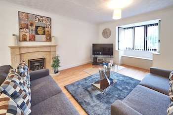 Northleigh House, Furzton, 6 Bedroom/5 Bathroom House