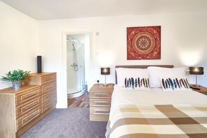 6 bedrooms, desk, iron/ironing board, free WiFi
