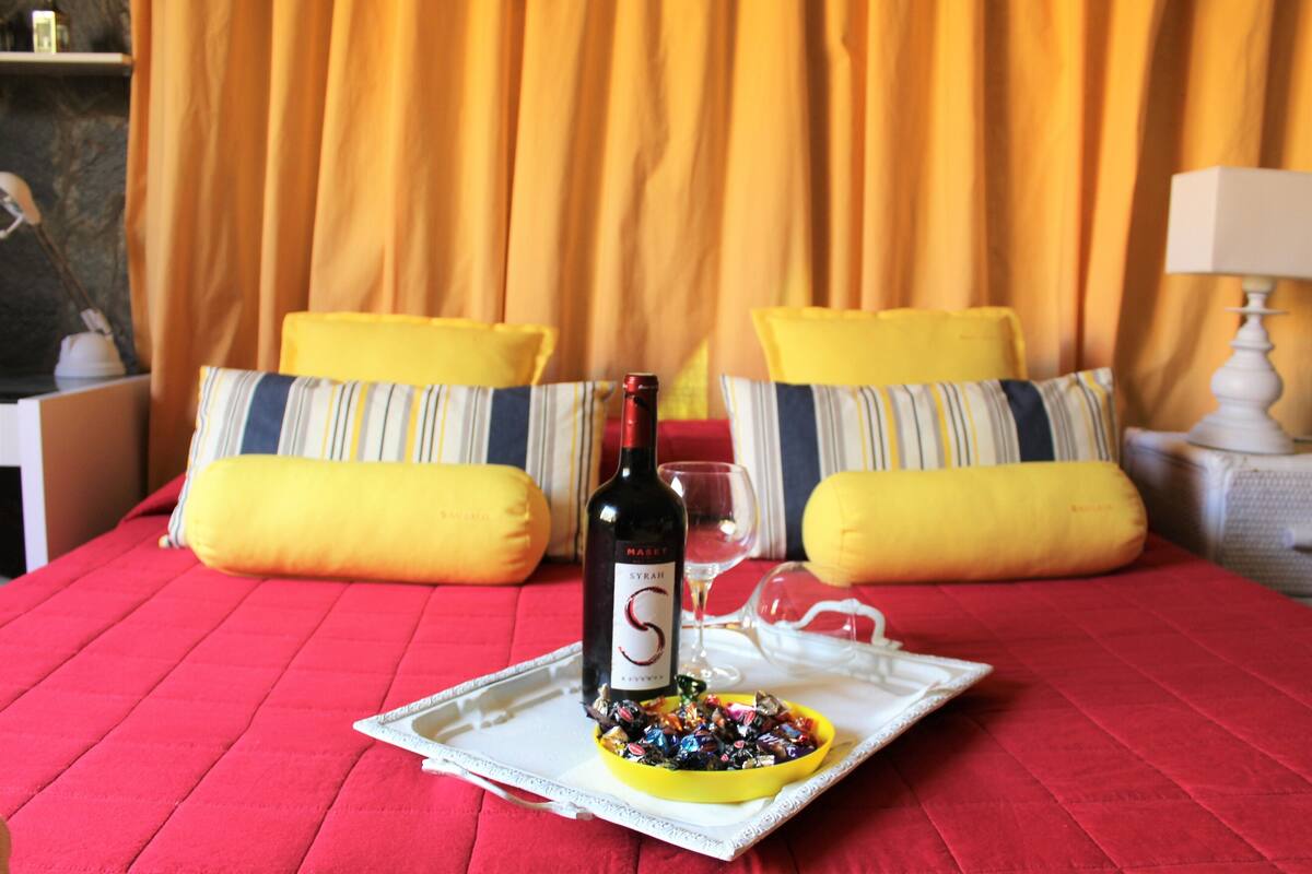 Bungalow | Premium bedding, iron/ironing board, free cribs/infant beds, free WiFi