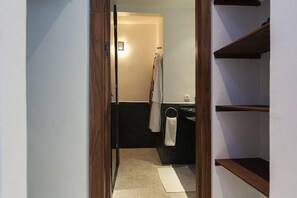 Habitación doble superior (DOUNIA) | Servicios del cuarto de baño | Ducha, artículos de higiene personal gratuitos y secador de pelo