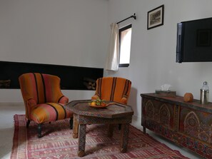 スーペリア ダブルルーム (DOUNIA) | リビング エリア | 薄型テレビ