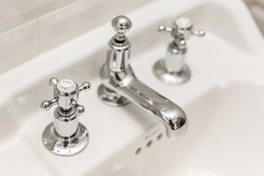 花灑/浴缸組合、名牌梳洗用品、風筒、提供毛巾