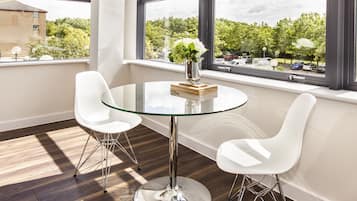 Comfort-Apartment, 1 Schlafzimmer | Essbereich im Zimmer