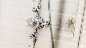Combined shower/tub, designer toiletries, hair dryer, towels