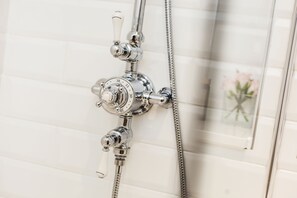 Duschwanne, Designer-Toilettenartikel, Haartrockner, Handtücher