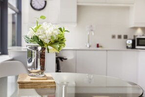 Refrigerador con congelador, microondas, horno y parrilla de estufa