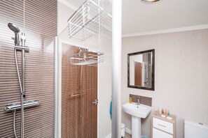 Cabane Luxe, 2 chambres, vue montagne | Salle de bain | Douche, articles de toilette gratuits, sèche-cheveux