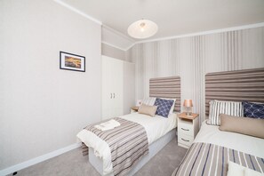 Luxury Cabin, 2 Bedrooms, Mountain View | 2 bedrooms, soundproofing, iron/ironing board, free WiFi