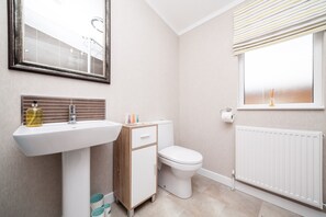 Luxury Cabin, 2 Bedrooms, Mountain View | Bathroom | Shower, free toiletries, hair dryer, towels