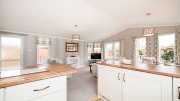 Luxury Cabin, 2 Bedrooms, Mountain View | Private kitchen | Full-size fridge, microwave, oven, stovetop