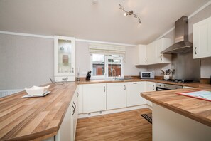 Luxury Cabin, 2 Bedrooms, Mountain View | Private kitchen | Full-size fridge, microwave, oven, stovetop