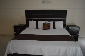 Junior Suite, 1 King Bed | Desk, iron/ironing board, free WiFi - Hotel Jardin Real (Huixtla)