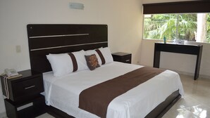 Suite Junior, 1 letto king | Una scrivania, ferro/asse da stiro, Wi-Fi gratuito