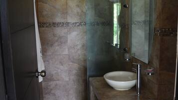 Suite junior, 1 cama King size | Baño | Regadera, amenidades de baño gratuitas, toallas