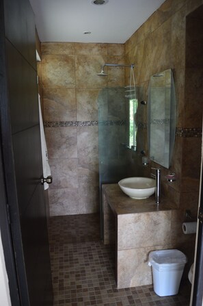 Junior Suite, 1 King Bed | Bathroom | Shower, free toiletries, towels - Hotel Jardin Real (Huixtla)