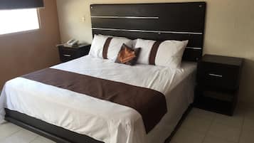 Chambre Simple, 1 trĂšs grand lit | Bureau, fer et planche Ă  repasser, Wi-Fi gratuit