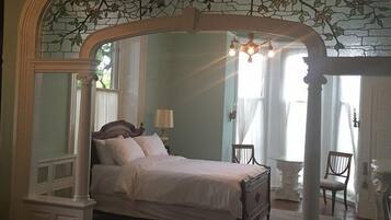 Suite, 1 grand lit, balcon (Sarah's Suite) | Literie de qualité, fer et planche à repasser, accès au Wi-Fi (inclus)