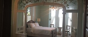 Suite, 1 queensize-seng, balkong (Sarah's Suite) | Sengetøy av topp kvalitet, strykejern/-brett og wi-fi (inkludert)