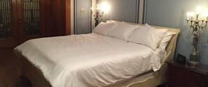 ห้องสวีท, เตียงคิงไซส์ 1 เตียง, เตาผิง (Wilhelm Suite) | เครื่องนอนระดับพรีเมียม, เตารีด/โต๊ะรีดผ้า, Wi-Fi ฟรี, ผ้าปูที่นอน