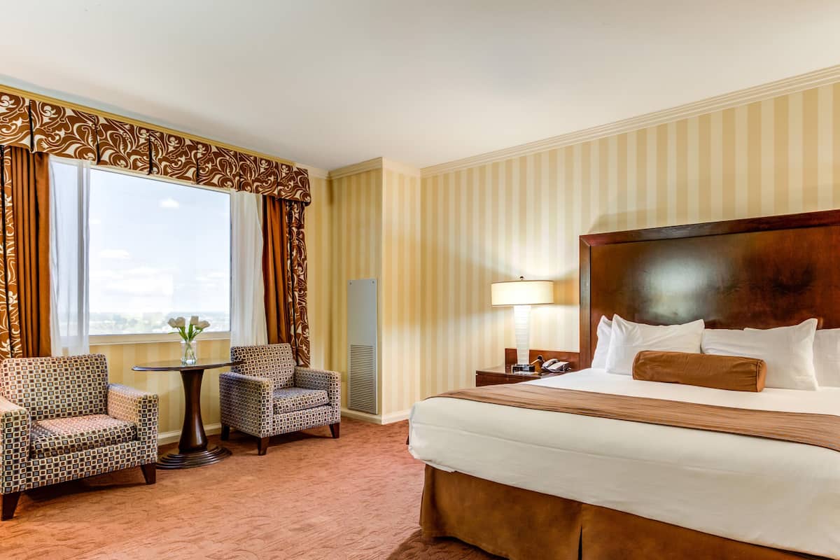 Premium Room, 1 Katil Raja (King) (Deluxe King) | Peti besi dalam bilik, meja, ruang kerja komputer riba 