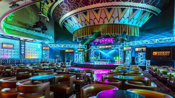 Un théâtre doté d’une scène, de sièges et d’une enseigne indiquant « Eldorado Resorts ».