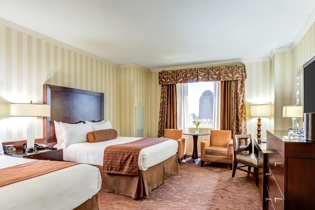 Premium Room, 2 Katil Ratu (Queen) (Deluxe 2 Queen) | Peti besi dalam bilik, meja, ruang kerja komputer riba 