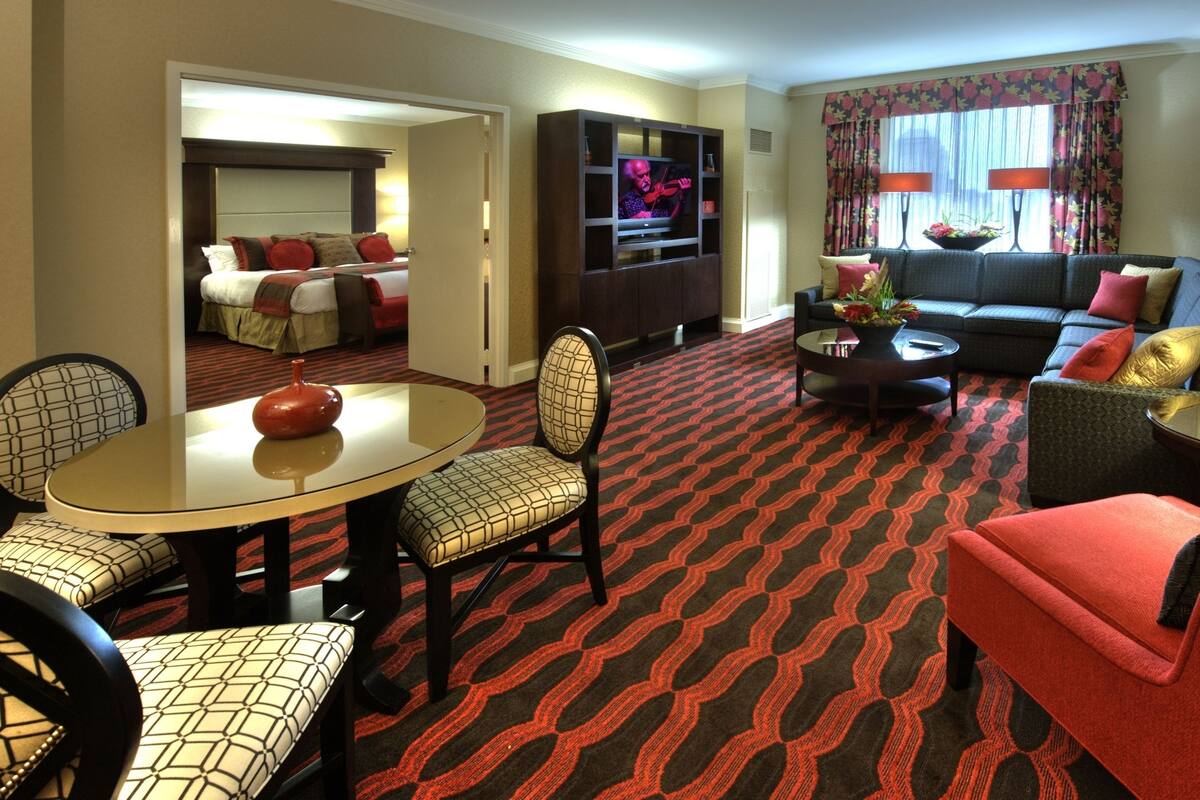 Monarch Suite | Peti besi dalam bilik, meja, ruang kerja komputer riba 