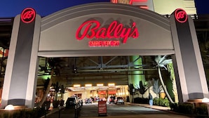L’entrée de Bally’s Shreveport, avec une enseigne bien visible et un grand bâtiment en arrière-plan.
