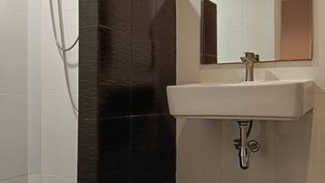 Quarto casal standard | Banheiro | Chuveiro, produtos de toalete grátis, toalhas de banho, sabonete