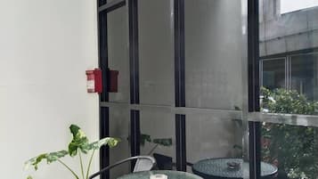 Dobbeltrom – standard | Oppholdsområde | En 32-tommers Flatskjerm-TV med kabel-kanaler samt TV