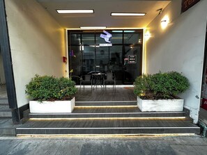 32-inch flat-screen TV with cable channels, TV - Rabbit Room (Bangkok)