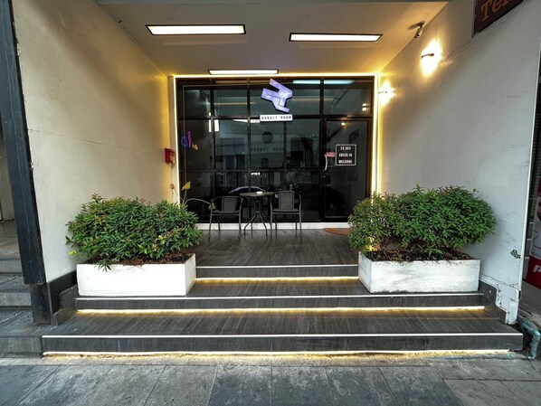 32-inch flat-screen TV with cable channels, TV - Rabbit Room (Bangkok)