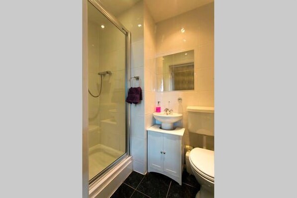 Appartement Familial, cuisine, vue ville | Salle de bain