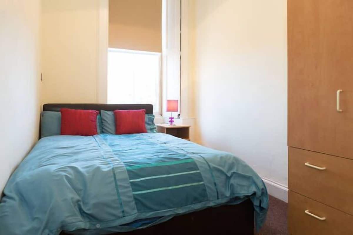 Double Room, 1 Katil Kelamin (Double), Shared Bathroom | Meja, seterika/papan seterika, Wi-fi percuma, cadar katil