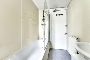Standard Triple Room, Shared Bathroom | Bathroom | Free toiletries, towels - Syozant Morrison Central ApartHotel (Edinburgh)
