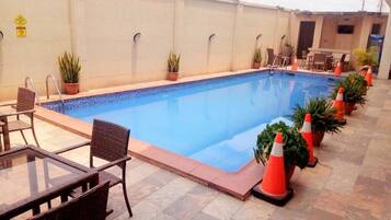 Kolam renang outdoor