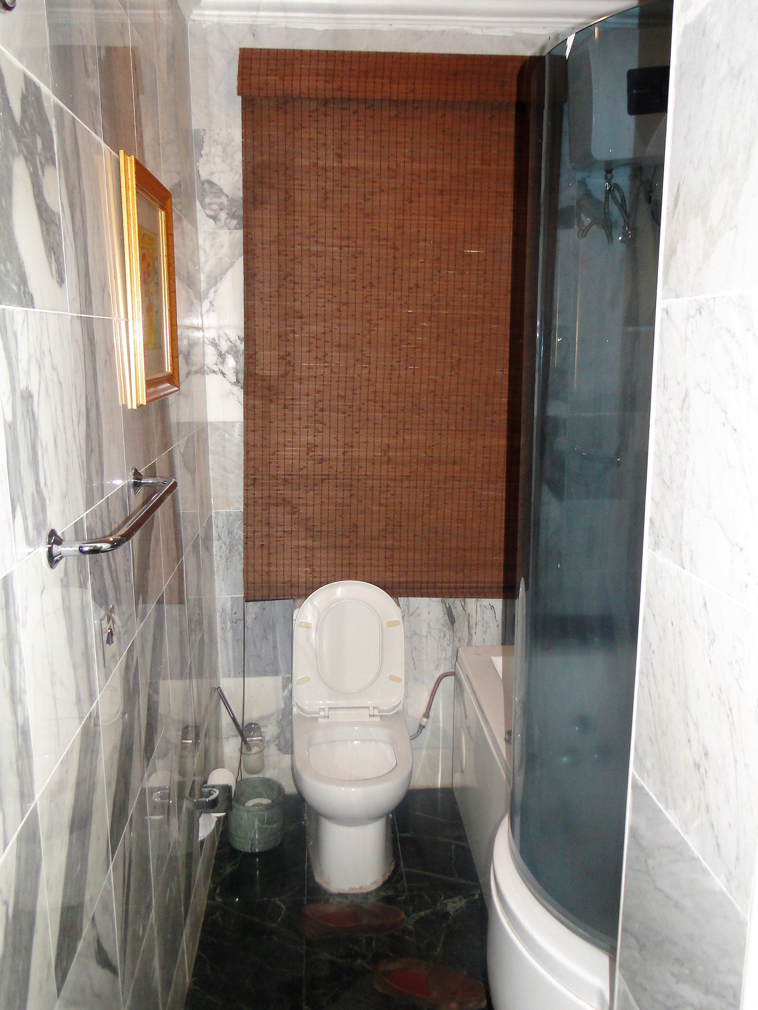 Ein Badezimmer mit Toilette, Dusche und Badewanne.