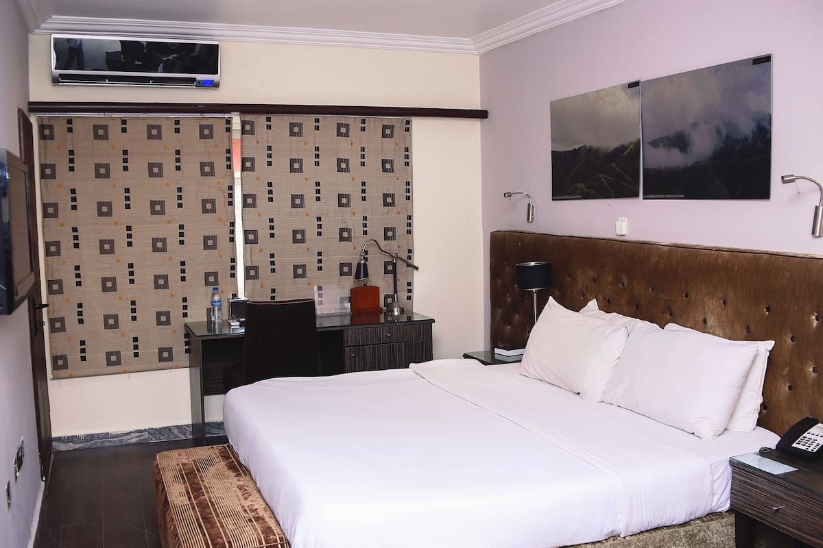 diplomatic room, balcony | soundproofing, iron/ironing board, free wifi, bed sheets