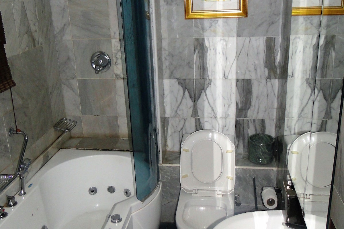 ambassadorial suite | bathroom | towels