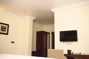 Ambassadorial Suite | Soundproofing, iron/ironing board, free WiFi, bed sheets - Capital Inn Plus (Ibadan)
