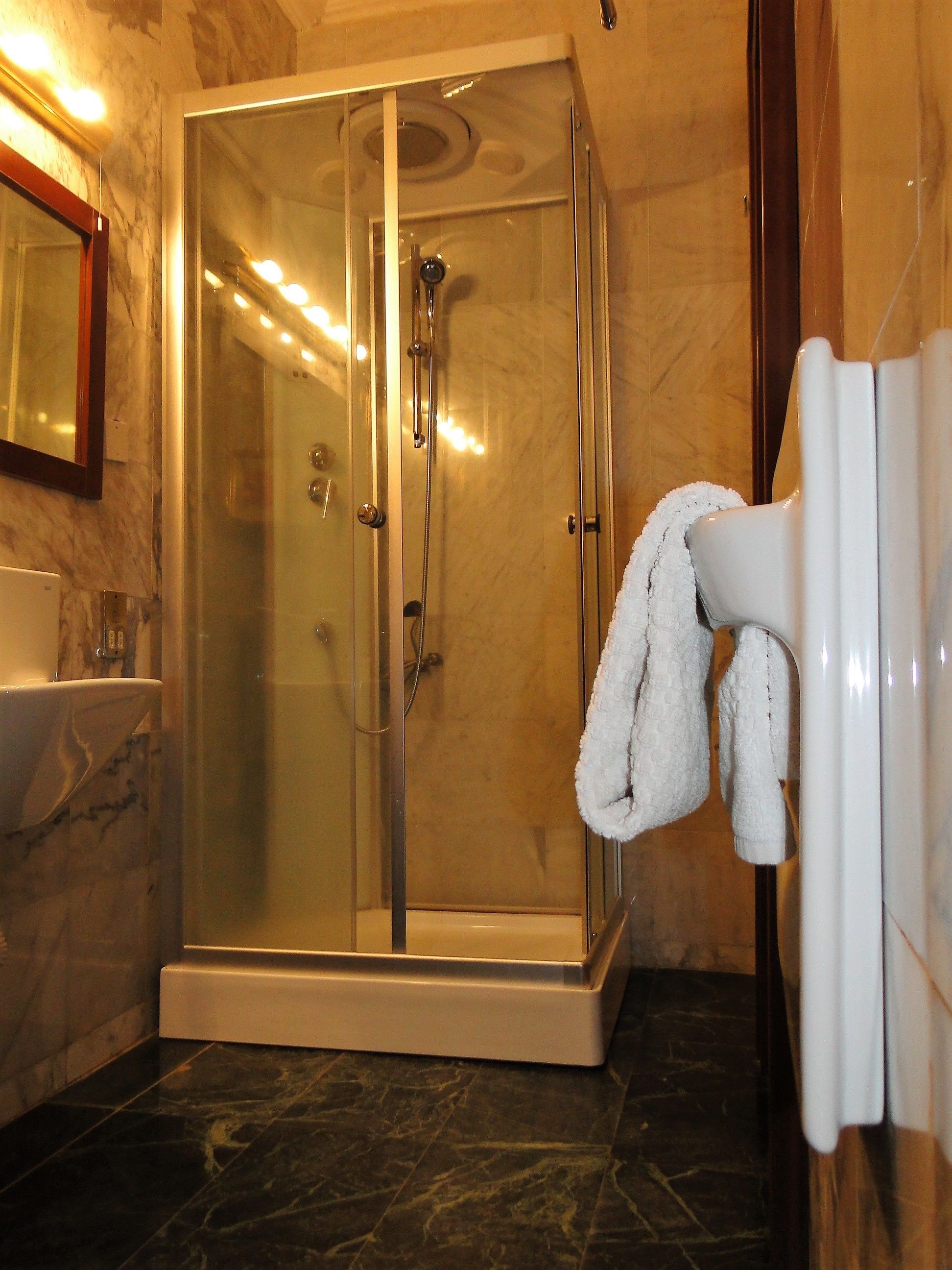 diplomatic room, balcony | bathroom | towels