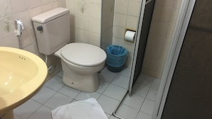 Shower, free toiletries, towels - Hotel Central (Belém)