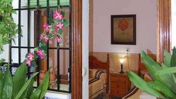 Meja kerja dan Wi-Fi gratis