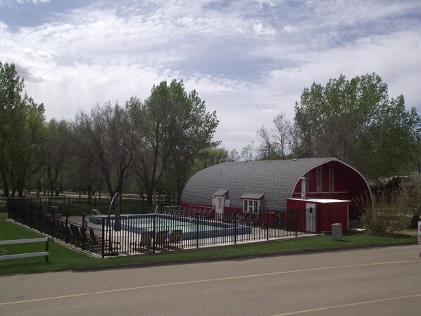 Outdoor pool - Dinosaur Trail RV Resort (Drumheller)