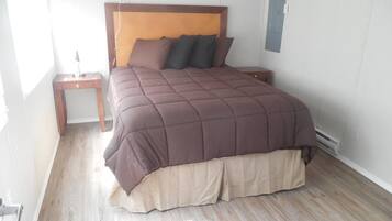 Tabla de planchar con plancha, wifi gratis y ropa de cama 