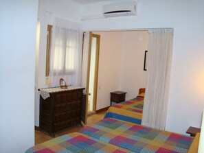 Family Room | Minibar, free WiFi, bed sheets - Hostal Platja (Cambrils)