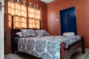 1 habitación, tabla de planchar con plancha, wifi gratis y ropa de cama